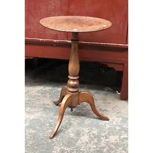 703 - A small oak tripod table, on baluster turned base, 76cmH 50cmW