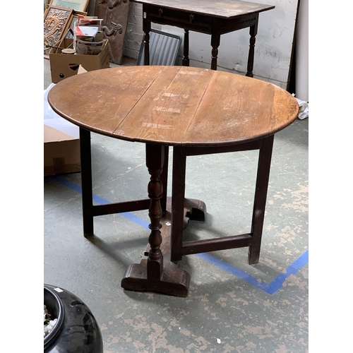 749 - A oak dropleaf gateleg table, 95x82.5x69cmH when extended