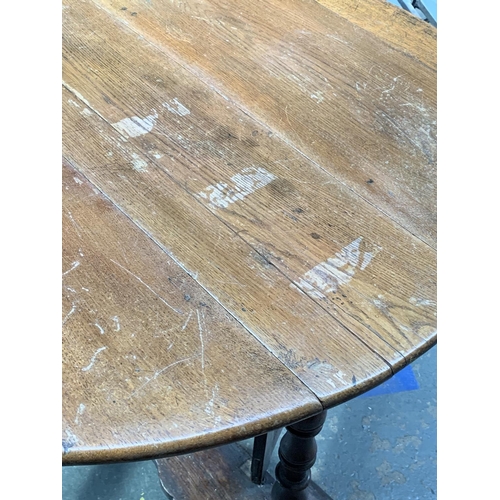 749 - A oak dropleaf gateleg table, 95x82.5x69cmH when extended