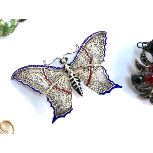 48 - A small lot of jewellery to include a continental silver filigree butterfly brooch with enamel detai... 