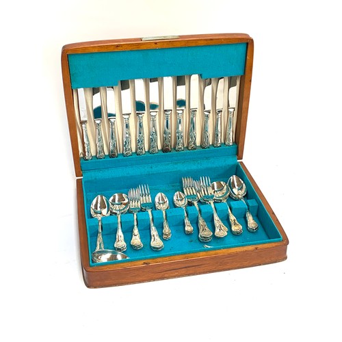 122 - A silver plated canteen of cutlery by Wariss, Sheffield