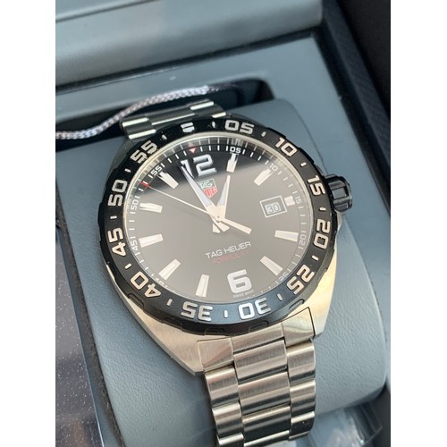 86 - A Tag Heuer Formula 1 gent's stainless steel watch, black dial with Arabic numerals at 6 and 12, bat... 