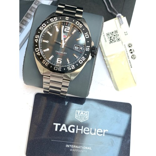 86 - A Tag Heuer Formula 1 gent's stainless steel watch, black dial with Arabic numerals at 6 and 12, bat... 