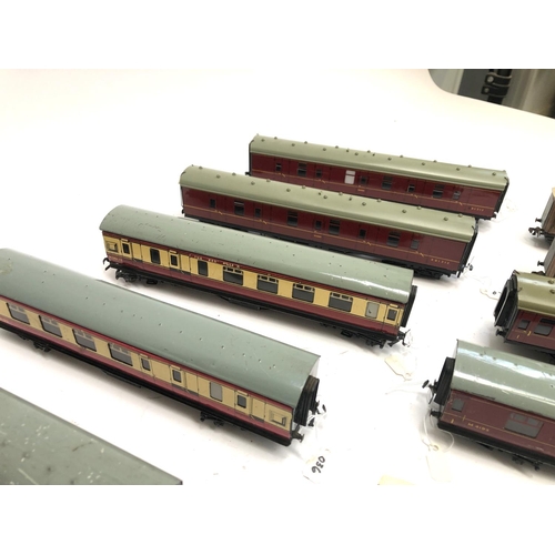 395 - A quantity of Hornby OO gauge passenger rolling stock to include LNER corridor coach 42759, BR corri... 