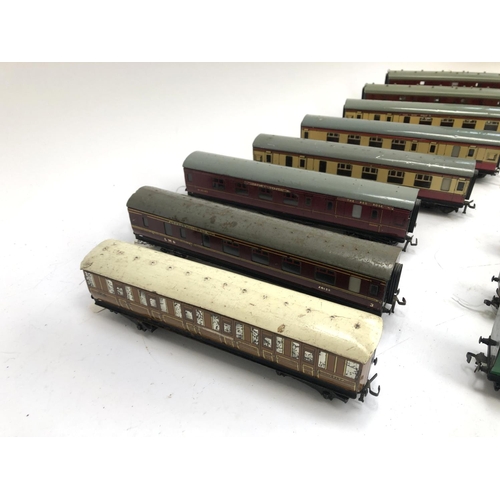 395 - A quantity of Hornby OO gauge passenger rolling stock to include LNER corridor coach 42759, BR corri... 