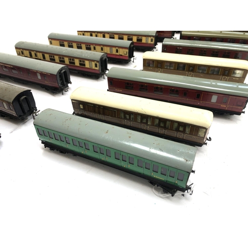 395 - A quantity of Hornby OO gauge passenger rolling stock to include LNER corridor coach 42759, BR corri... 