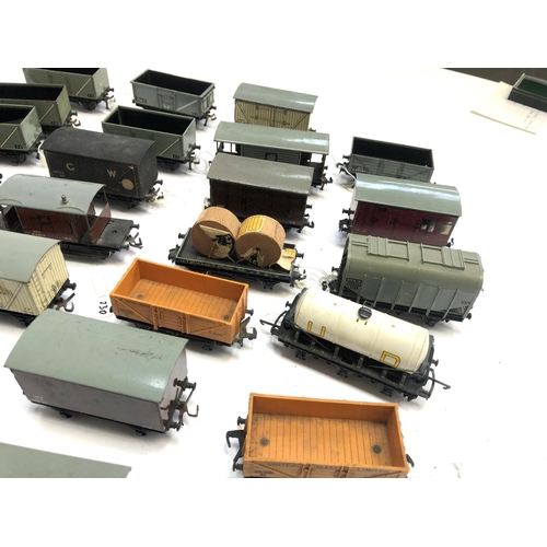 398 - A quantity of Hornby OO gauge freight rolling stock to include grain wagon, low sided wagon with cab... 