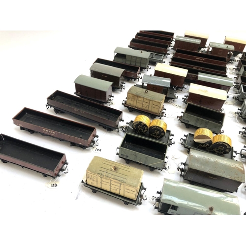 399 - A quantity of Hornby OO gauge freight rolling stock to include goods brake van, Fyffes banana, Liver... 