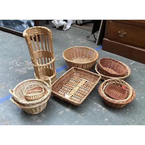 807 - A quantity of approx. 12 wicker baskets