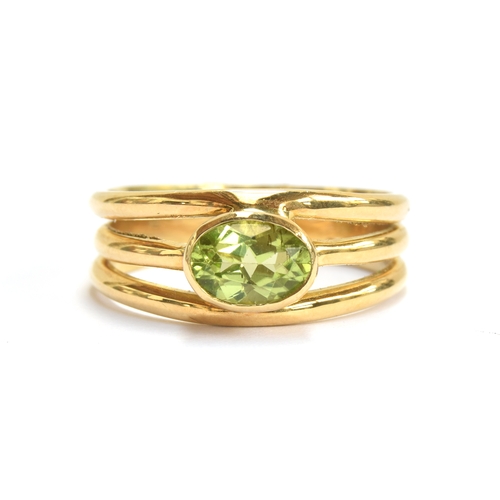 25 - An 18ct gold and peridot ring with a trifurcated style band, size O, gross weight 5.5g