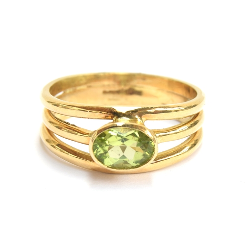 25 - An 18ct gold and peridot ring with a trifurcated style band, size O, gross weight 5.5g