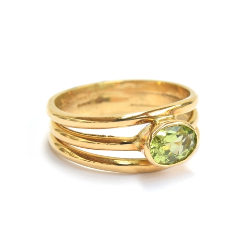 25 - An 18ct gold and peridot ring with a trifurcated style band, size O, gross weight 5.5g