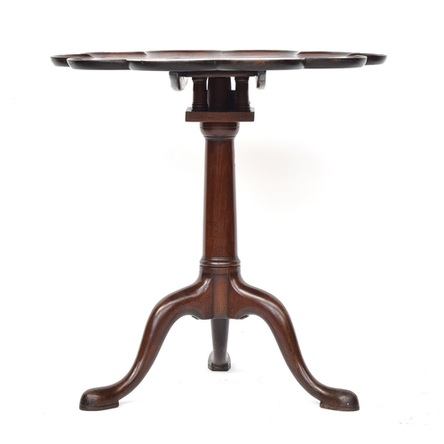 386 - A George III mahogany tilt top tripod table, the moulded scalloped top with birdcage action, on a gu... 