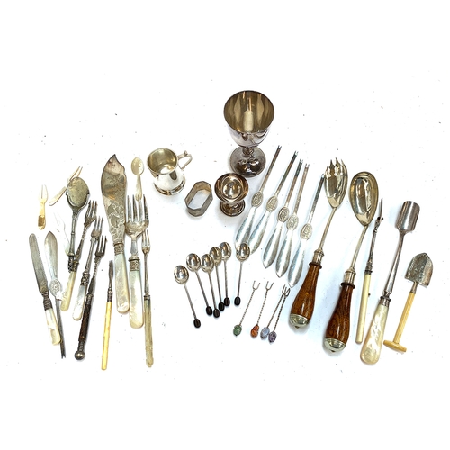 48 - A small mixed lot of plated wares, to include coffee bean terminal spoons; stilton scoop; lobster pi... 