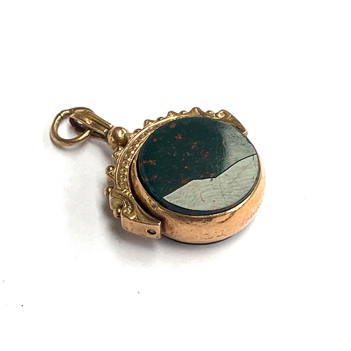 20 - A 9ct spinning fob, the bloodstone cracked, 2.3cmW, 5.5g gross weight