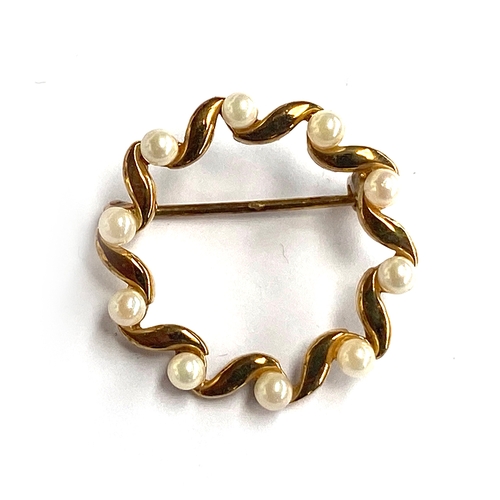 11 - A 9ct gold and pearl wreath form brooch, 2.4cmD, 2.8g