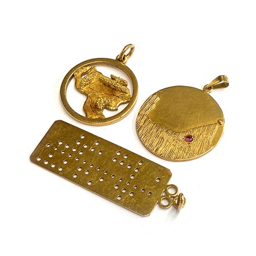 16 - An 18ct gold pendant in the form of Venezuela, engraved Anaco 7.20.72 to reverse and stamped 18k, 8g... 