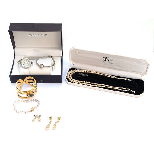 15 - A quantity of costume jewellery to include faux pearl necklace with silver clasp; faux pearl earring... 