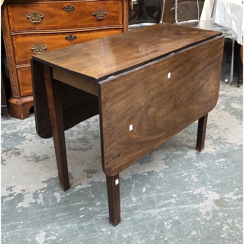 793 - A George III mahogany drop leaf table on square tapered legs, 91x41x71cmH