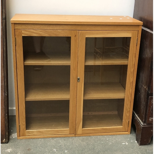 866 - A good quality light oak glazed display cabinet with two adjustable shelves, 90x35x90cmH