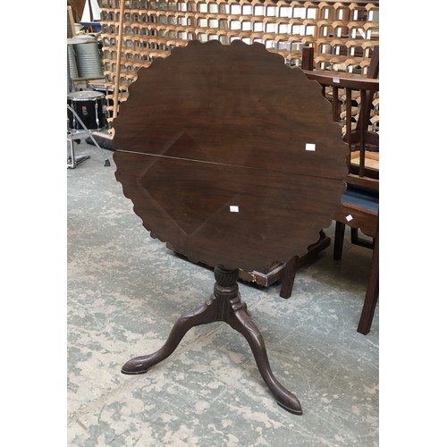 820 - A 18th century style tilt-top tripod table, shaped top on a wrythen turned column on cabriole legs, ... 