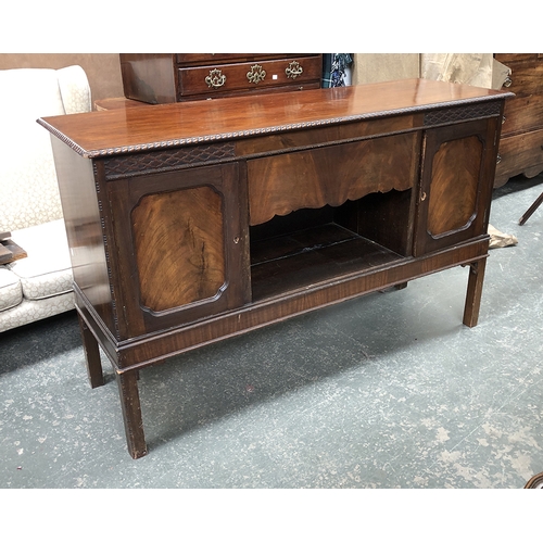 739 - A 20th century mahogany sideboard, with gadrooned top, over single drawer and undershelf, flanked by... 