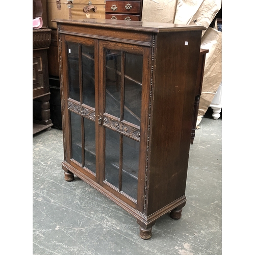 733 - A glazed oak bookcase with three shelves, 91cmW