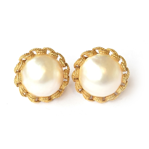 121 - A pair of 18ct gold mabe pearl stud earrings, the pearls 1.4cmD within a textured chain link setting... 