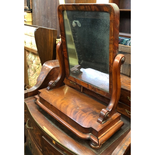 746 - A Victorian adjustable mahogany toilet mirror, 63cmH