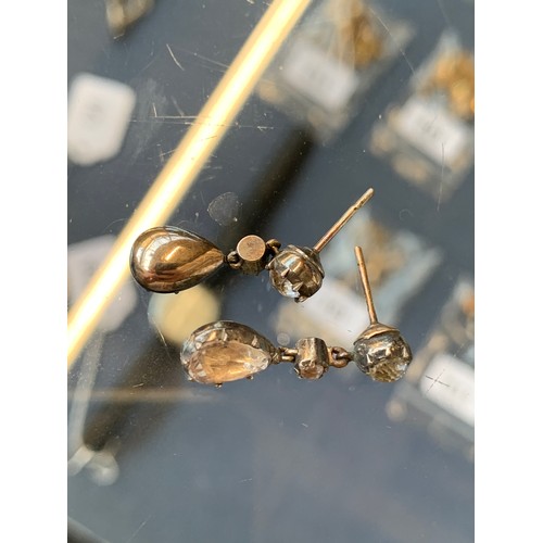 100 - A pair of Georgian foil backed black dot paste drop earrings (af), gold wash backs, 2.2cmL, 3.3g