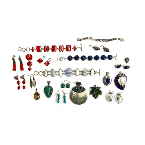 39 - A quantity of 925 silver jewellery to include lapis lazuli bracelet, earrings and pendant; citrine p... 