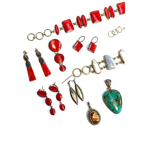 39 - A quantity of 925 silver jewellery to include lapis lazuli bracelet, earrings and pendant; citrine p... 