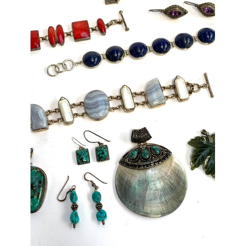 39 - A quantity of 925 silver jewellery to include lapis lazuli bracelet, earrings and pendant; citrine p... 