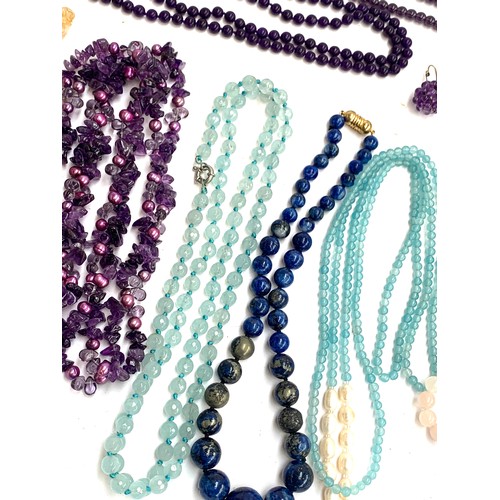 41 - A quantity of beaded jewellery, mainly gemstones, to include lapis lazuli, sodalite, amethyst, quart... 