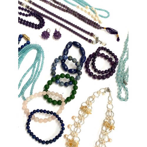 41 - A quantity of beaded jewellery, mainly gemstones, to include lapis lazuli, sodalite, amethyst, quart... 