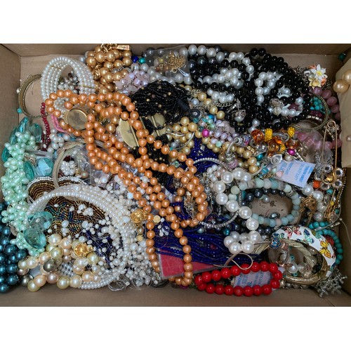 67 - A quantity of costume jewellery to include cultured pearls, faux pearls etc