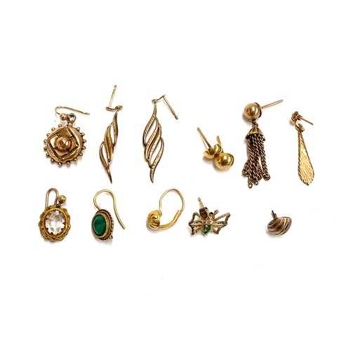 76 - A small lot of odd jewellery and scrap gold, to include a pair of 9ct gold stud earrings, gross weig... 