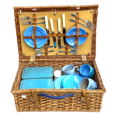 1286 - A vintage picnic hamper with contents