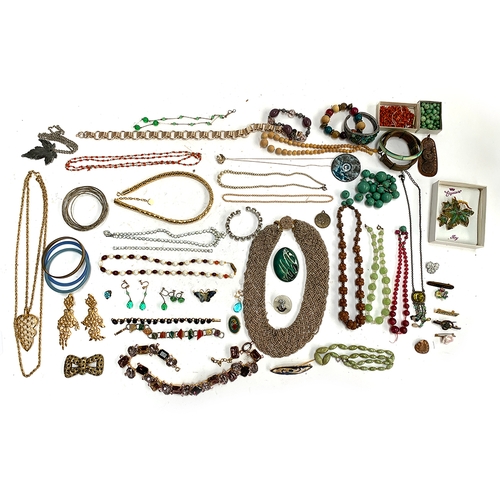 139 - A mixed lot of jewellery to include Trifari necklace and matching earrings; loose branch coral beads... 