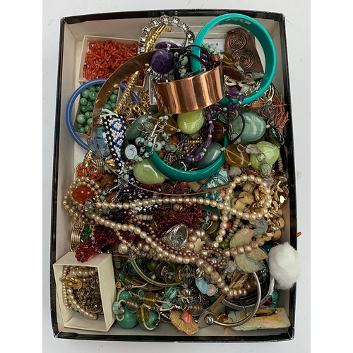 139 - A mixed lot of jewellery to include Trifari necklace and matching earrings; loose branch coral beads... 