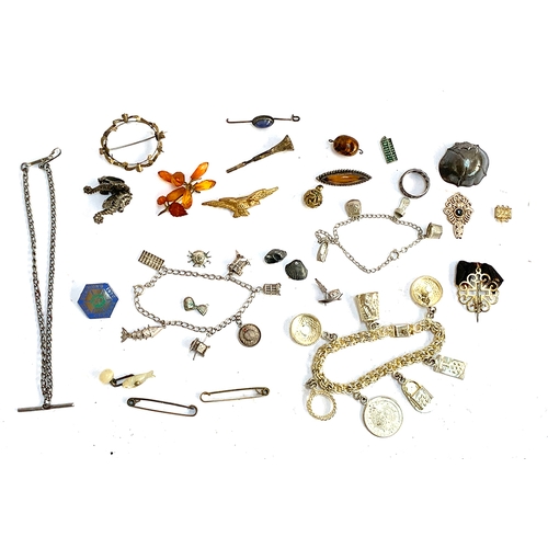 138 - A small lot of jewellery (af), to include white metal charm bracelets, Victorian yellow metal brooch... 