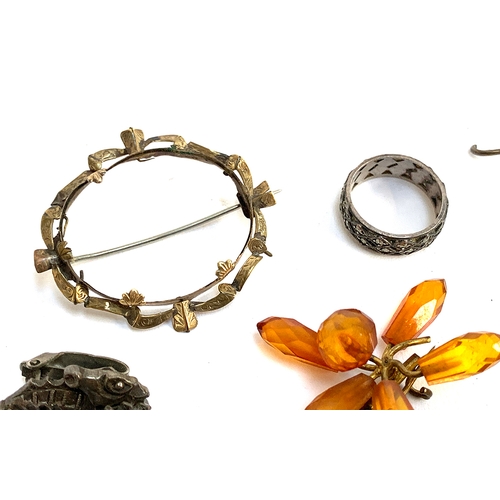 138 - A small lot of jewellery (af), to include white metal charm bracelets, Victorian yellow metal brooch... 