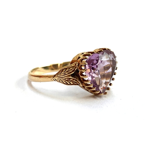 115 - A 9ct gold ring set with a heart shaped amethyst, size O 1/2, 2.4g