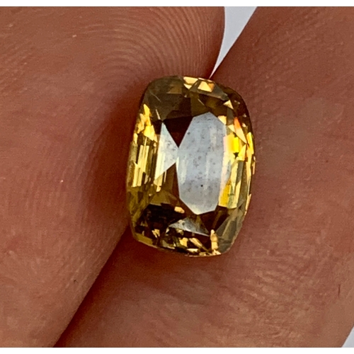 96 - A loose honey citrine, oval cushion cut, approx. 5cts, 10.5x7.5mm