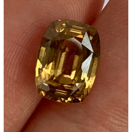 96 - A loose honey citrine, oval cushion cut, approx. 5cts, 10.5x7.5mm