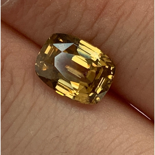 96 - A loose honey citrine, oval cushion cut, approx. 5cts, 10.5x7.5mm