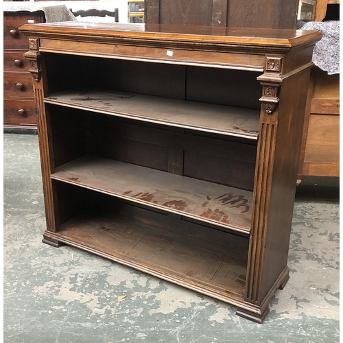 1324 - A mahogany bookcase with two adjustable shelves, 118cmW