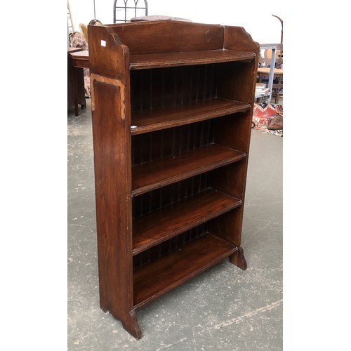 1260 - A small oak bookcase of five shelves, 70cmW