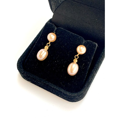 121 - A pair of 14ct gold and pink cultured pearl drop earrings, 2.1g gross weight, 2.3cmL