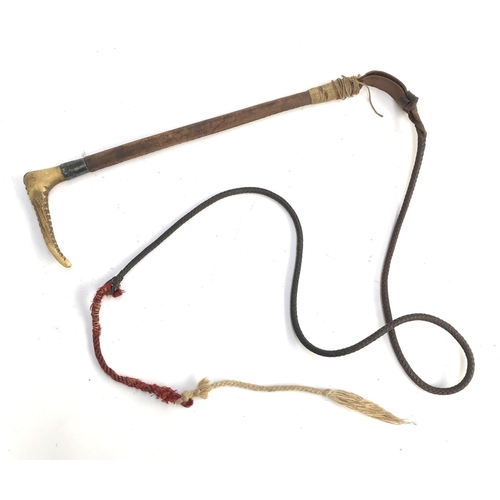 21 - A ladies silver collared hunting whip, antler handle, 41cmL

Provenance: formerly belonging to Maste... 